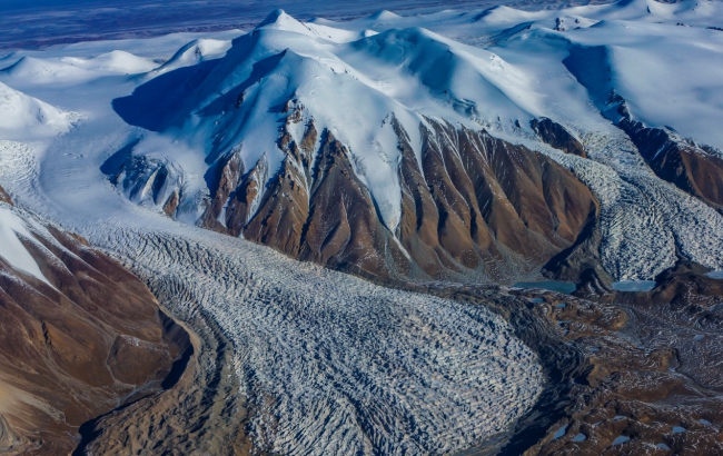 图2位于提名地西北角的布喀达坂峰，海拔6800余米，数十条冰川发源于此。