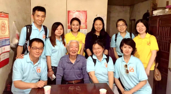 学员采访古镇原住民_副本