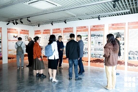 visitors sharing