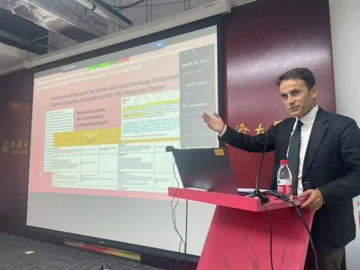 Professor Plácido González Martínez presenting the review process