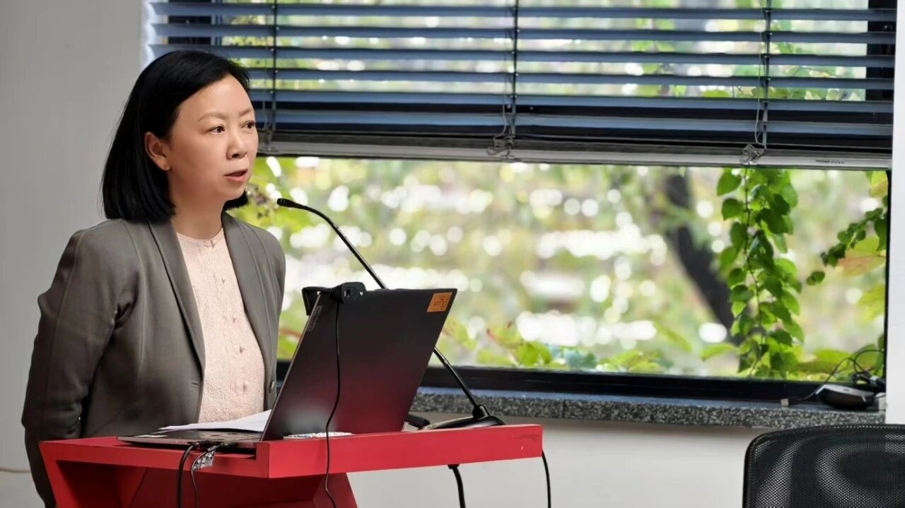 Professor Shao Yong giving her opening speech