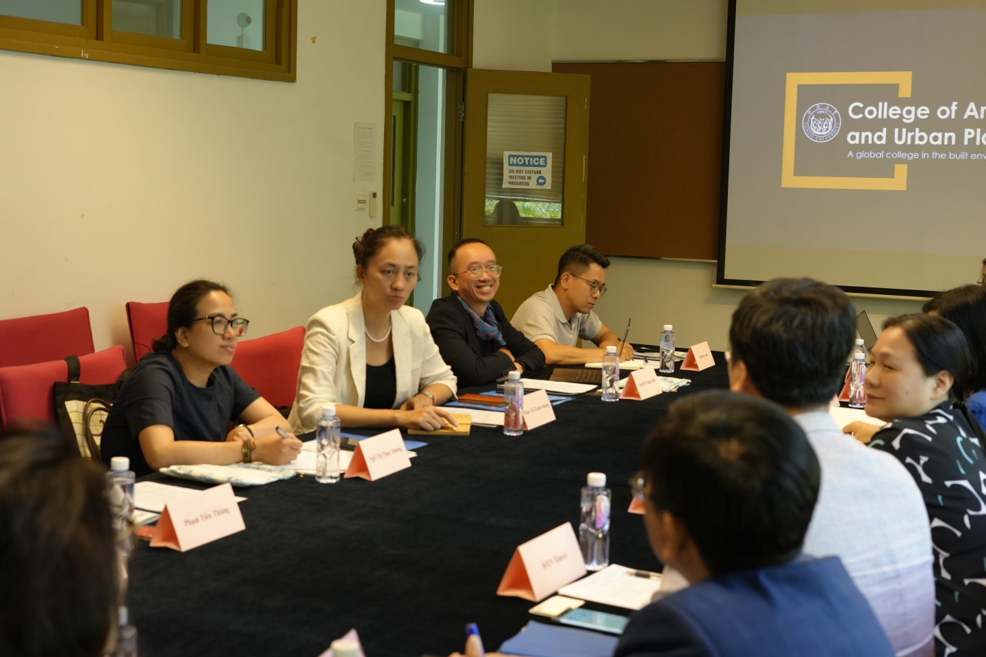 图3 联合国教科文组织河内办事处文化处主管范氏箐鸿介绍越南代表团