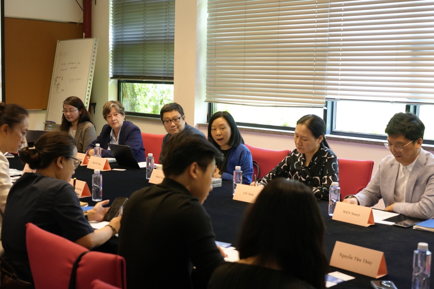 图2 上海分中心主任邵甬教授介绍中方参会人员